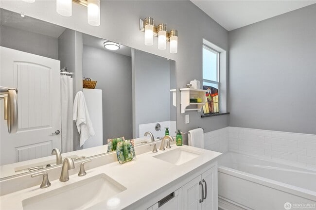Building Photo - Like-New 3 bed 2 bath w/ Garage