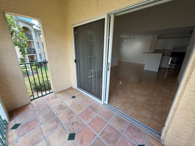 Building Photo - End unit with private side entrance!