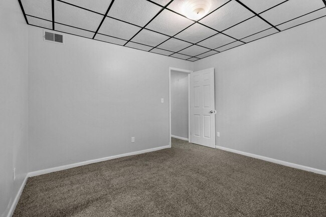 Building Photo - 210 Colonial Dr