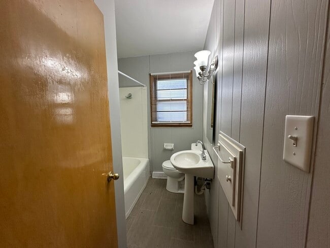 Building Photo - 3207 Mt Vernon Rd SE