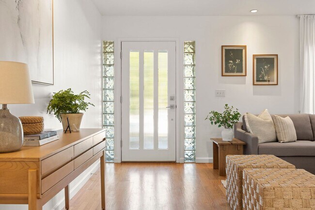 Building Photo - Upscale Downtown Living