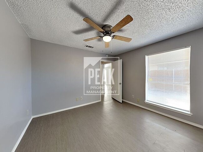 Building Photo - $1,475! 2/Bed1.5Bath duplex in Arlington!
