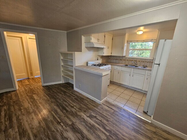 Building Photo - 2 Bedroom 1 Bath Upstairs Apartment in Chico!