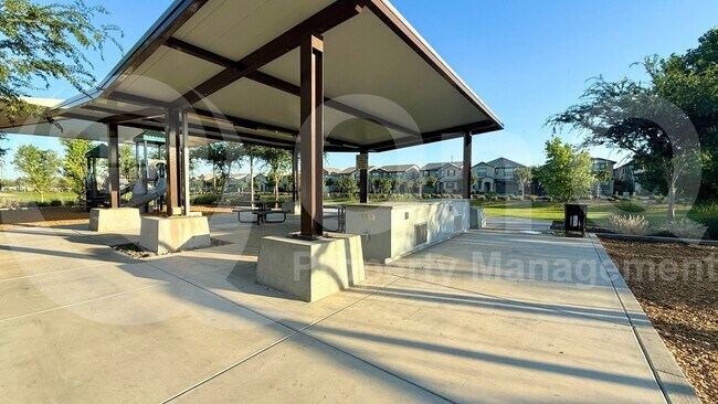 Building Photo - 1068 E Sabino Dr