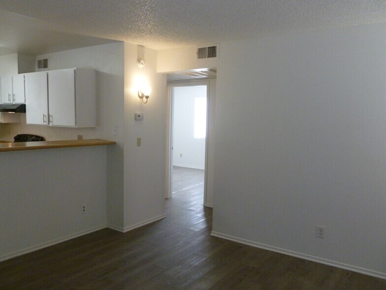 Building Photo - 2695 Jennydiane Dr