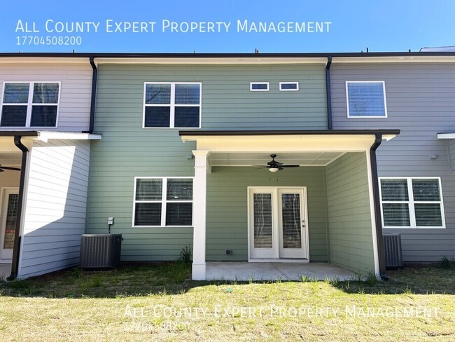 Building Photo - Beautiful Townhome in Flowery Branch