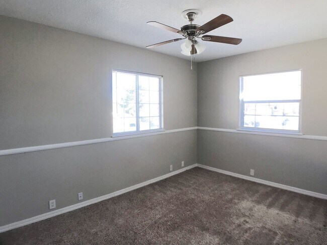 Building Photo - Stunning 4 bedroom in La Cueva area. Spacious layout. Refrigerated air! Extra Space!