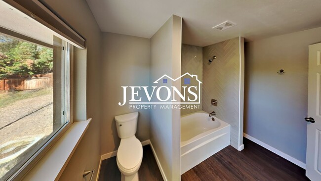 Building Photo - Near Randall Park - Charming home with two kitchens and washer/dryer included!