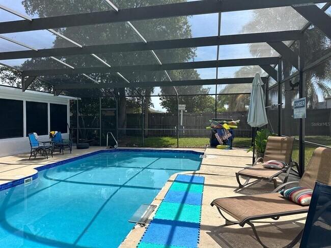 Building Photo - 818 Mendoza Dr