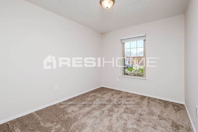 Building Photo - "Welcome Home! Get 1 month FREE RENT when ...
