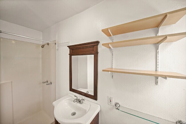 Building Photo - Cozy 1-Bedroom in the Heart of Montrose!