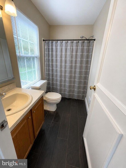 Building Photo - 612 Mews Dr