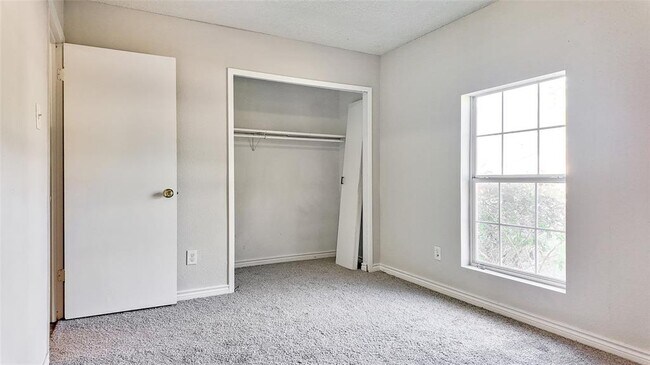 Building Photo - 4706 Glendower Dr