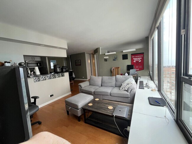 Building Photo - GOLD COAST - FANTASTIC 1BD/1BTH APARTMENT FOR RENT!