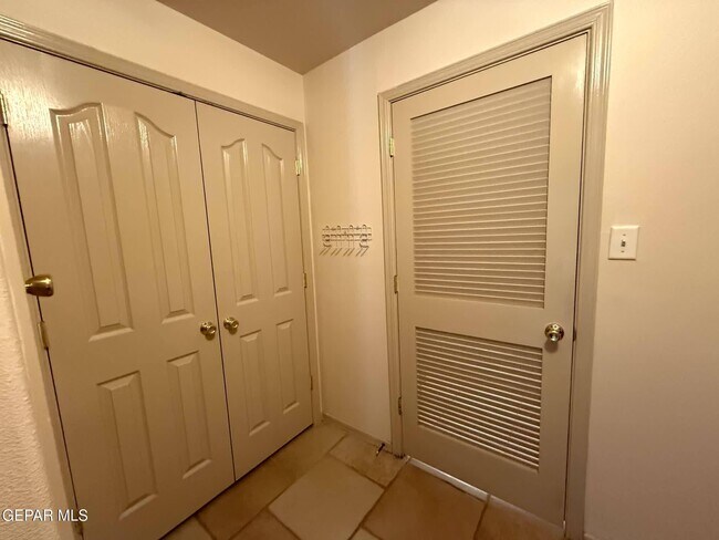 Building Photo - 317 Zenith Dr