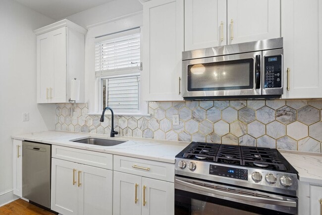 Building Photo - Spacious Corner-Lot Home on Carolina Ave