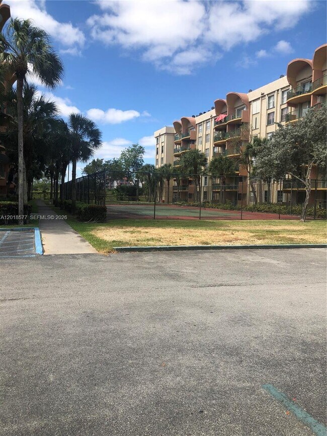 Building Photo - 9350 Fontainebleau Blvd