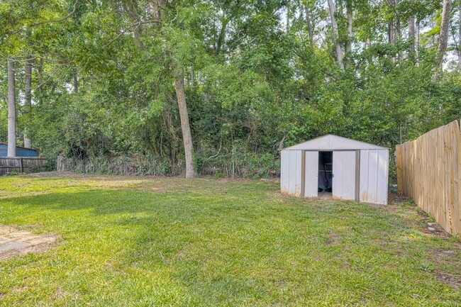Building Photo - 323 Forest Ct