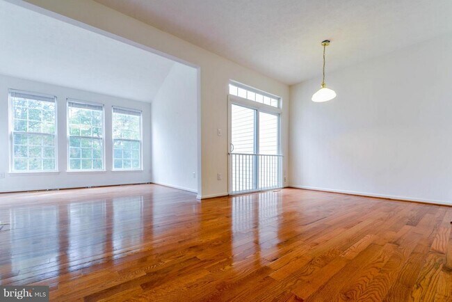 Building Photo - 1447 Pangbourne Way