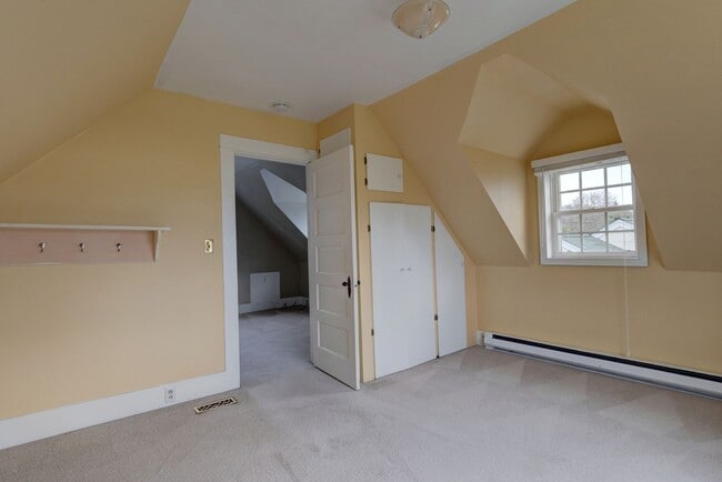 Building Photo - Pet Friendly 2 Bed, 1 Bath Home