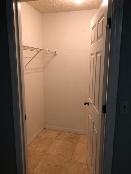 Building Photo - 2550 N Alafaya Trl