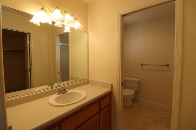 Building Photo - Lovely Cottonwood Glen Townhome