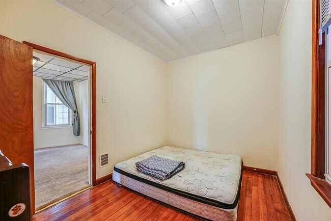 Building Photo - 98 W 47th St
