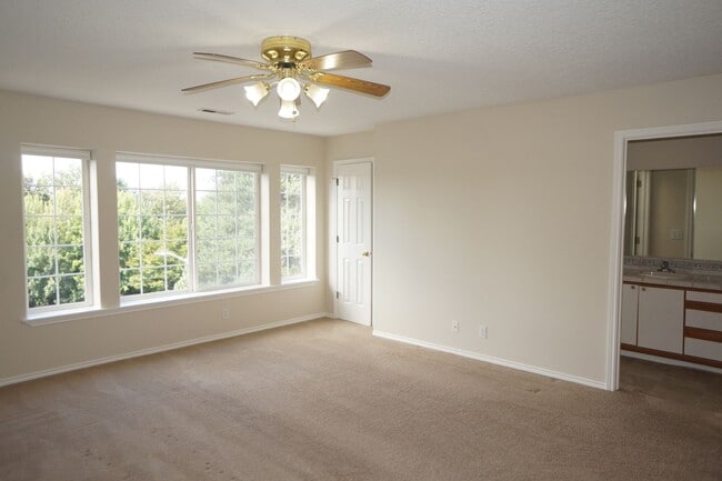 Building Photo - SE Jewel! Spacious living!