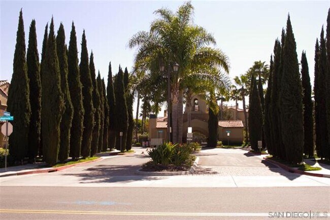 Building Photo - Modern Tri-Level Townhome – Bright, Spacio...