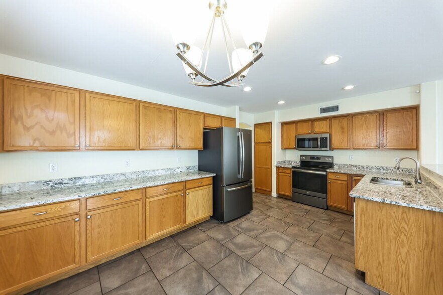 Building Photo - 1111 W Wagoner Rd