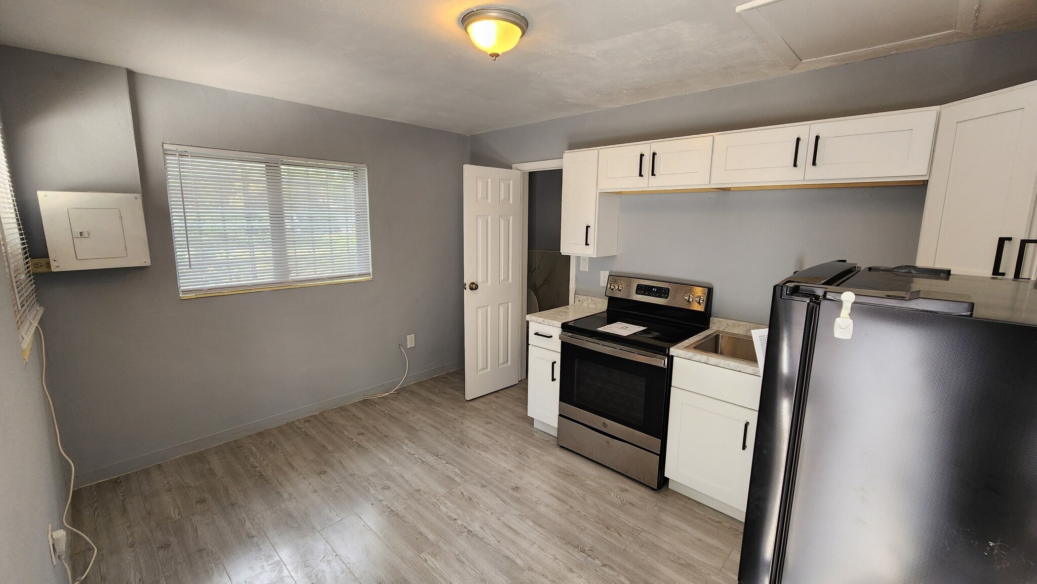 Building Photo - 2252 Maple Ave