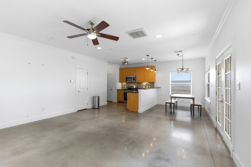 Building Photo - 2610 Hidalgo St