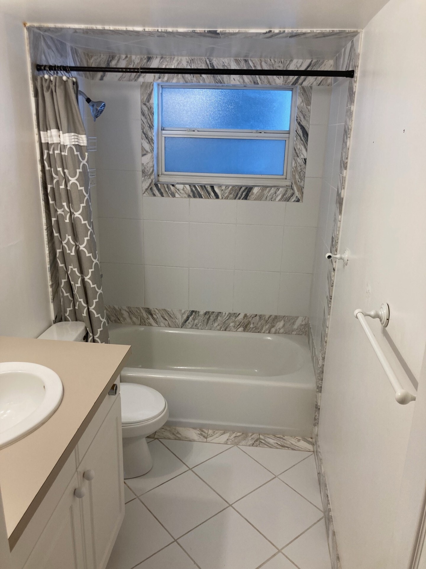 master bath - 2131 NW Lakeview Dr