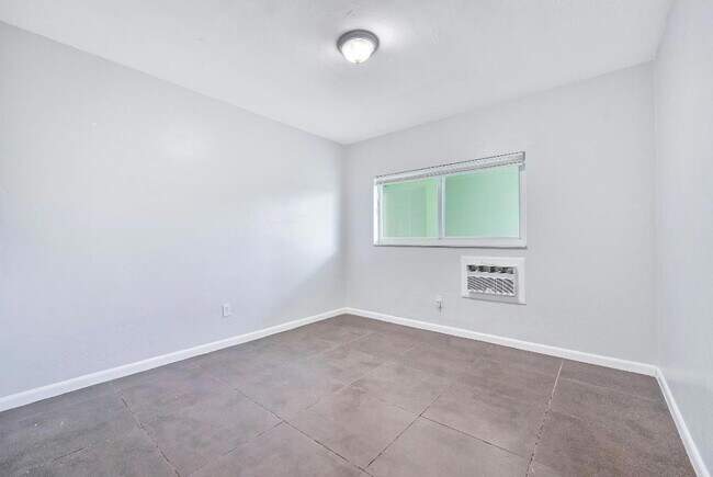 Building Photo - 521 NE 82nd Terrace