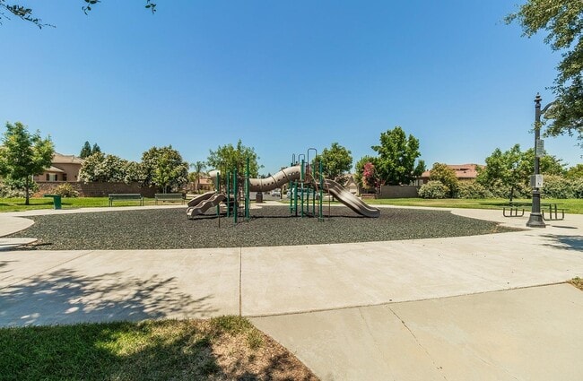 Building Photo - 3851 Loyola Ln