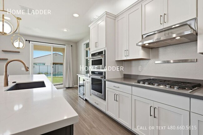 Building Photo - 9504 E Theia Dr
