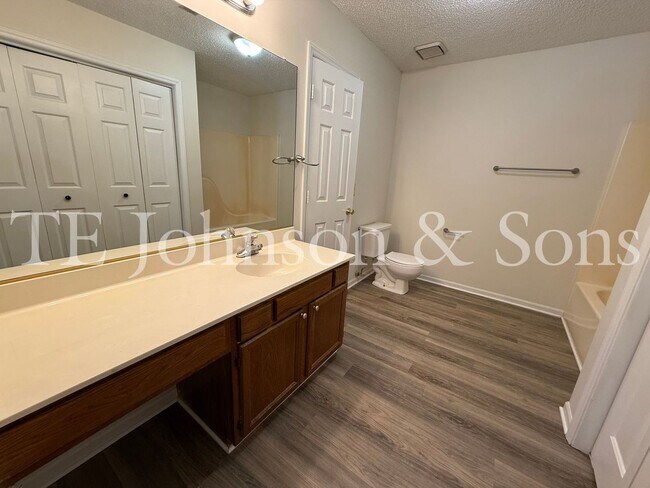 Building Photo - Charming 3-Bedroom Home with Spacious Yard...