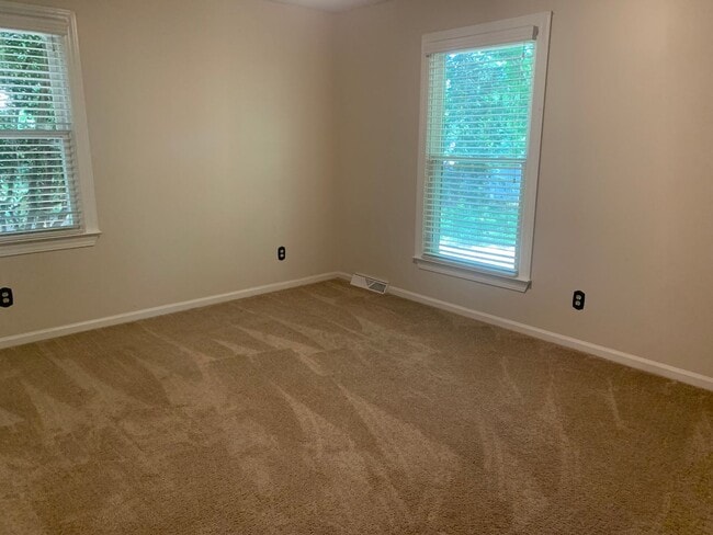 Building Photo - Beautiful Private Three Bedroom Home in So...