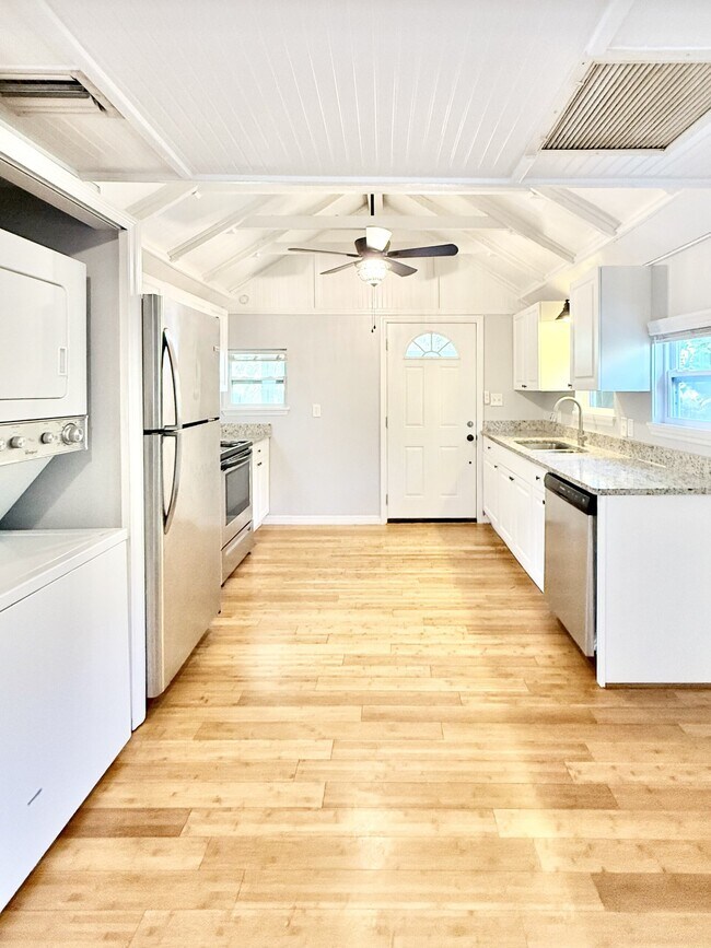 Building Photo - 713 Smith St