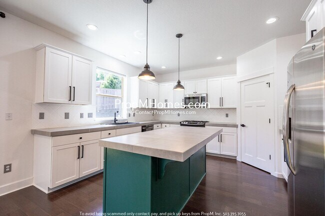 Building Photo - 11774 SE Lincoln Heights St