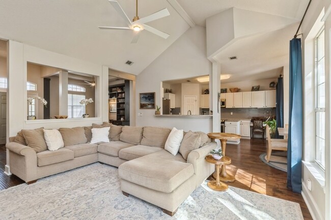 Building Photo - Spacious 3BR home with gorgeous finishes!!...