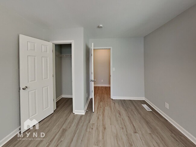 Building Photo - 977 Moreland Dr SE