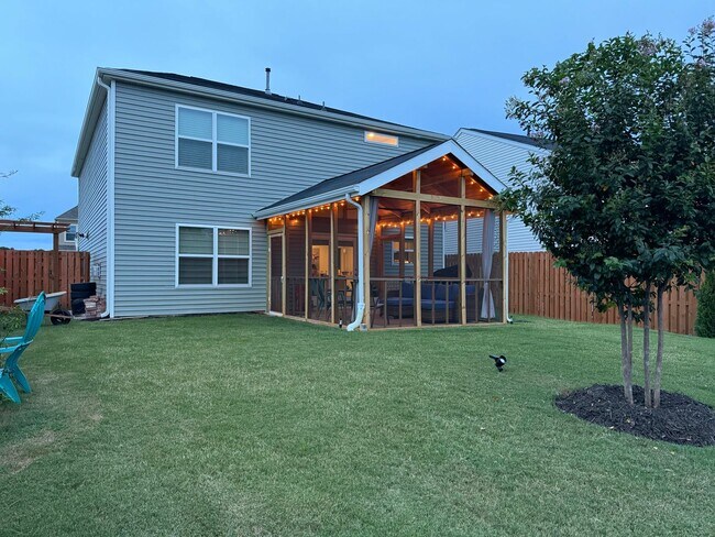 Building Photo - Modern Greenville Living - Spacious Home Available Now!