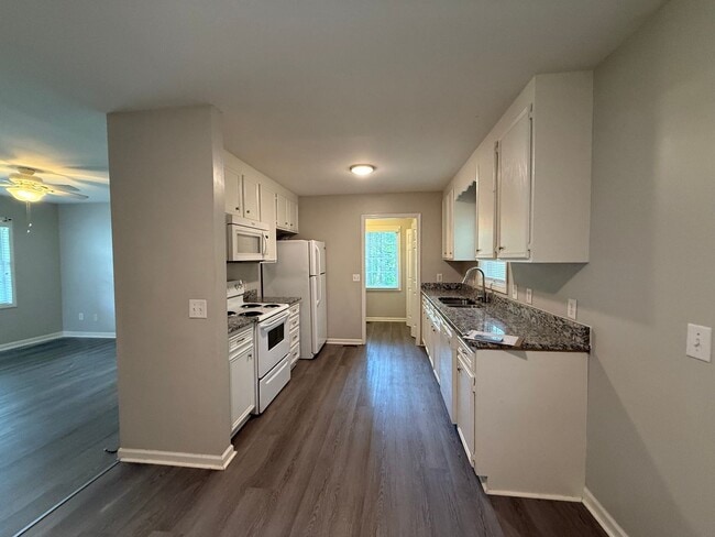 Building Photo - Spacious 3 Bedroom, 2 Bath Home with Garag...