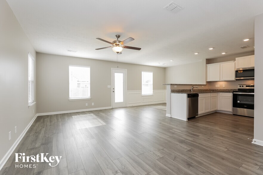 Building Photo - 2230 Oak Dr