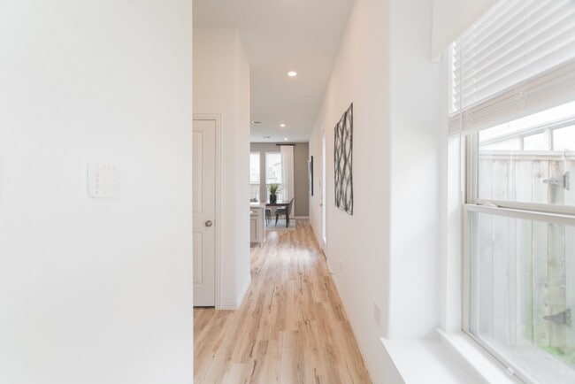 Building Photo - 438 Lake Day Dr