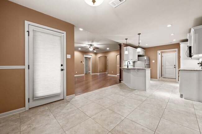 Building Photo - 2009 Ingleside Dr