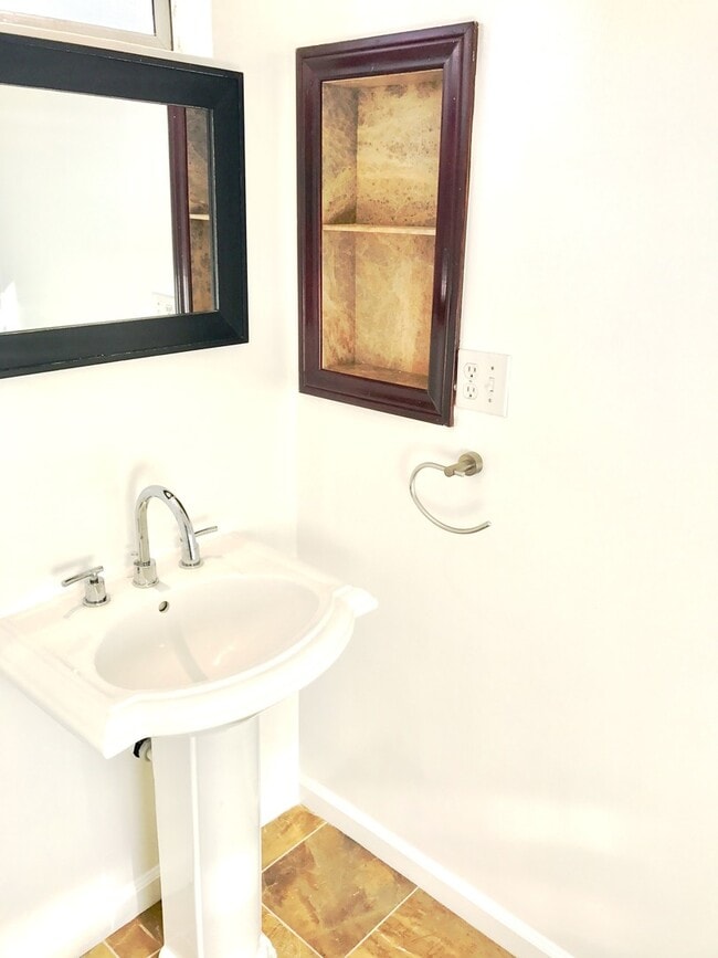 Building Photo - Beautiful 3 Bed + 2 Bath + Den/Office + Backyard