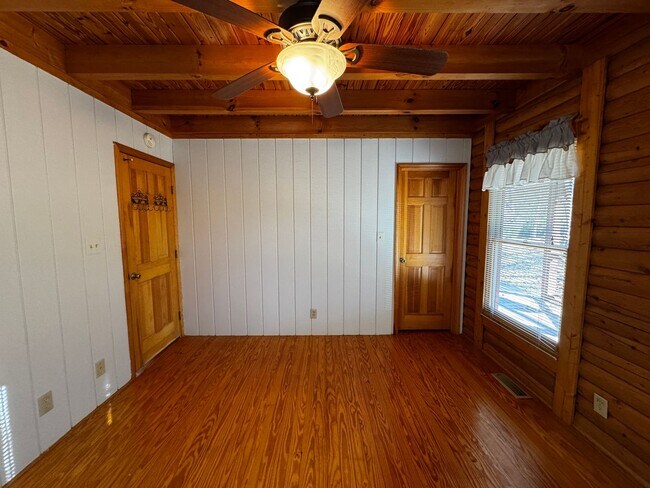 Building Photo - 257 Kim St