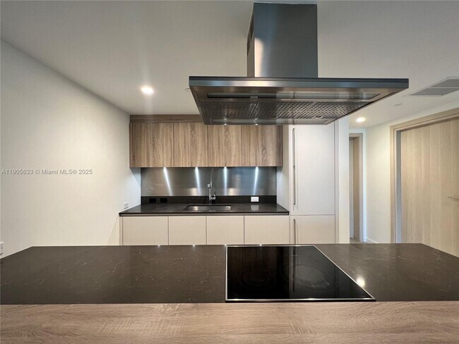 Building Photo - 1000 Brickell Plaza